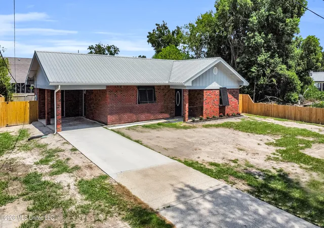 Photo 2 of Single family home for sale at 337 Saint George St, Bay Saint Louis, MS 39520 | MLS# 4160992 | Listing updated on 2026-08-31