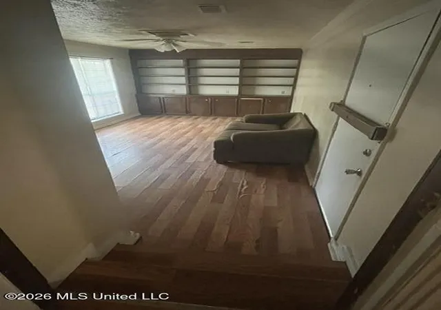 Photo 3 of Sale Pending at 3142 Peterson Dr, Jackson, MS 39212 | MLS# 4159883 | Listing updated on 2026-10-22
