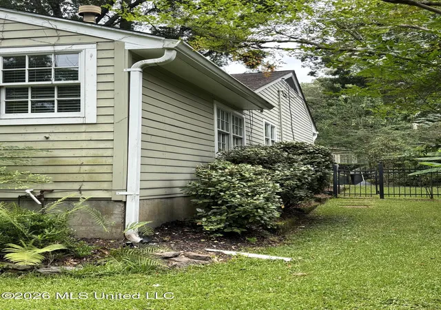 Photo 3 of Sale Pending at 1004 Buckley Dr, Jackson, MS 39206 | MLS# 4159909 | Listing updated on 2026-08-22