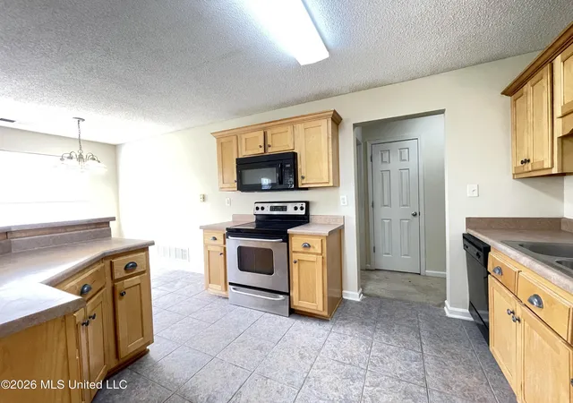 Photo 3 of Sale Pending at 1158 Warwick Pl, Southaven, MS 38671 | MLS# 4159852 | Listing updated on 2026-08-25