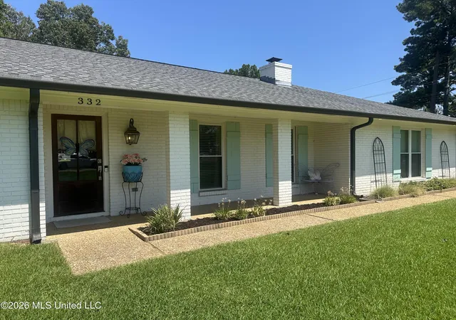 Photo 2 of Sale Pending at 332 E School St, Ridgeland, MS 39157 | MLS# 4160179 | Listing updated on 2026-08-24