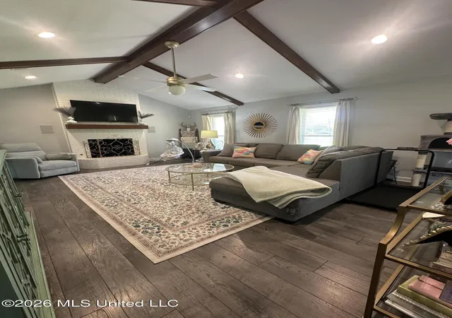 Photo 3 of Sale Pending at 332 E School St, Ridgeland, MS 39157 | MLS# 4160179 | Listing updated on 2026-08-24