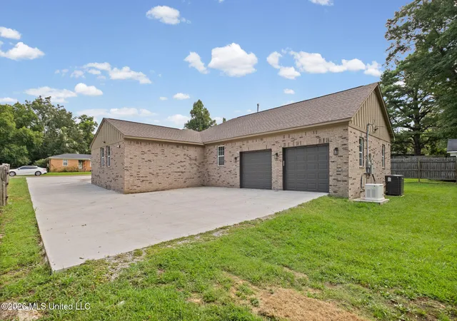 Photo 2 of Single family home for sale at 709 Coleman Ave, Holly Springs, MS 38635 | MLS# 4159934 | Listing updated on 2026-08-30