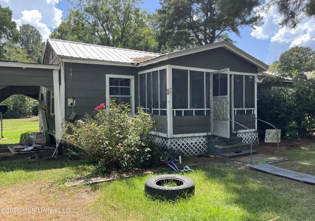 Photo 1 of Single family home for sale at 122 Stowell St, Hazlehurst, MS 39083 | MLS# 4159933 | Listing updated on 2026-08-21