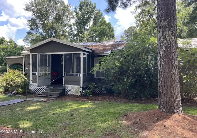 Photo 2 of Single family home for sale at 122 Stowell St, Hazlehurst, MS 39083 | MLS# 4159933 | Listing updated on 2026-08-21