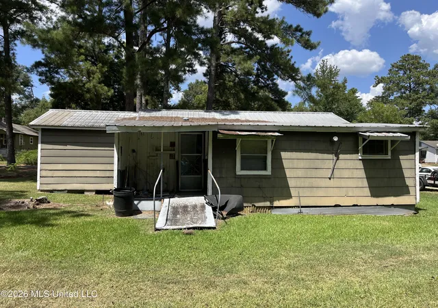 Photo 3 of Single family home for sale at 122 Stowell St, Hazlehurst, MS 39083 | MLS# 4159933 | Listing updated on 2026-10-04