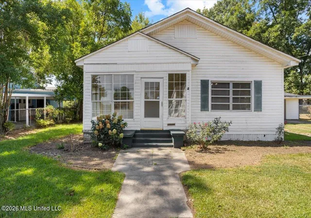 Single family home for sale at 404 Dubose St, Ellisville, MS 39437 | MLS# 4160087