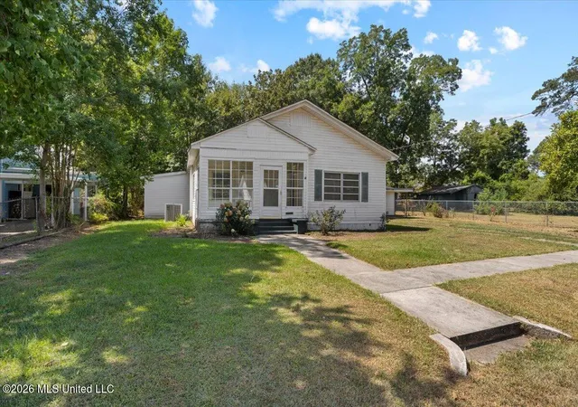 Photo 3 of Single family home for sale at 404 Dubose St, Ellisville, MS 39437 | MLS# 4160087 | Listing updated on 2026-10-15
