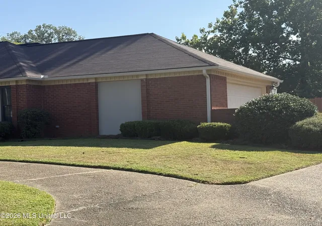 Photo 2 of Sale Pending at 6530 Cedarwood Dr, Jackson, MS 39213 | MLS# 4160040 | Listing updated on 2026-08-24