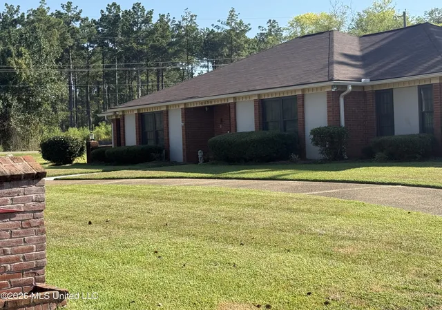 Photo 3 of Sale Pending at 6530 Cedarwood Dr, Jackson, MS 39213 | MLS# 4160040 | Listing updated on 2026-08-24