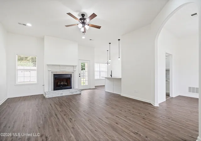 Photo 4 of Sale Pending at 1090 Fawn Dr, Hernando, MS 38632 | MLS# 4160107 | Listing updated on 2026-10-02