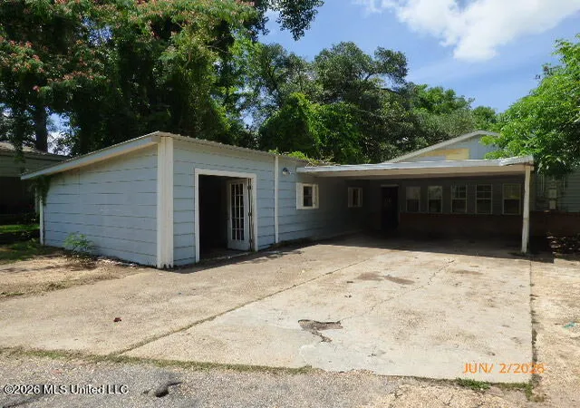 Photo 2 of Single family home for sale at 121 Catalpa Dr, Natchez, MS 39120 | MLS# 4160129 | Listing updated on 2026-08-22