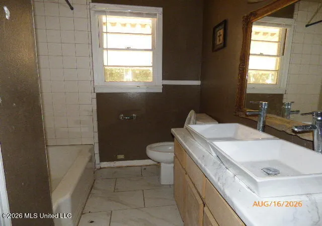 Photo 4 of Single family home for sale at 121 Catalpa Dr, Natchez, MS 39120 | MLS# 4160129 | Listing updated on 2026-10-01