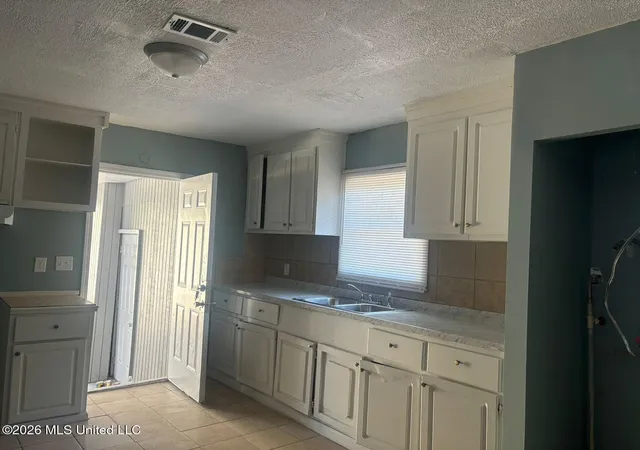 Photo 3 of Sale Pending at 2548 Belvedere Dr, Jackson, MS 39204 | MLS# 4160176 | Listing updated on 2026-10-25