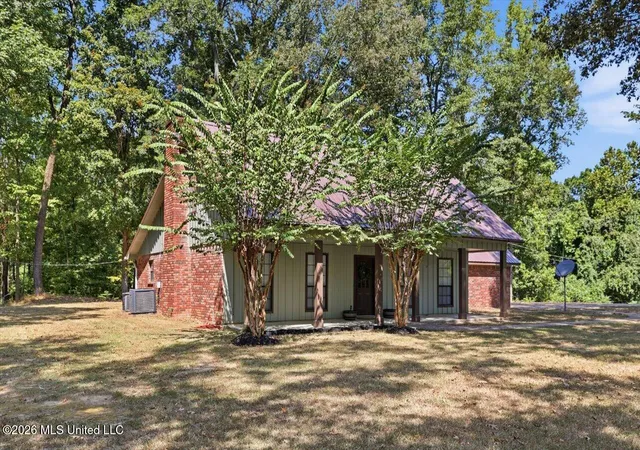 Photo 3 of Sale Pending at 370 Lakeview Dr, Yazoo City, MS 39194 | MLS# 4160218 | Listing updated on 2026-08-28