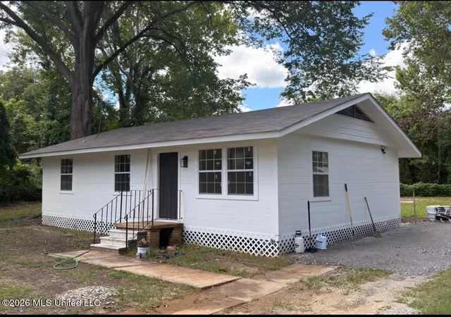 Single family home for sale at 104 Circle Dr, Ridgecrest, LA 71334 | MLS# 4160364