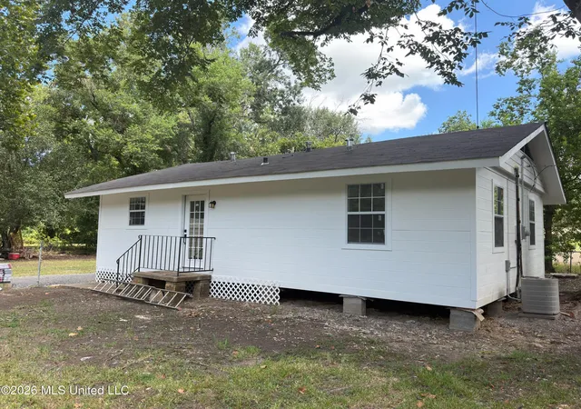 Photo 3 of Single family home for sale at 104 Circle Dr, Ridgecrest, LA 71334 | MLS# 4160364 | Listing updated on 2026-08-25