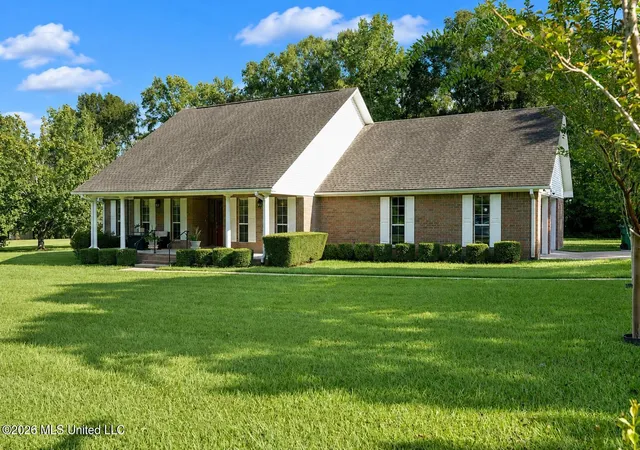 Photo 2 of Single family home for sale at 1070 Deerfield Rd, Summit, MS 39666 | MLS# 4160584 | Listing updated on 2026-09-11