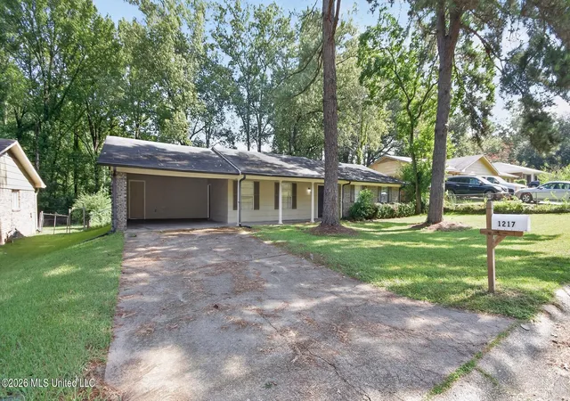 Photo 2 of Single family home for sale at 1217 Pineview Dr, Clinton, MS 39056 | MLS# 4160411 | Listing updated on 2026-08-25