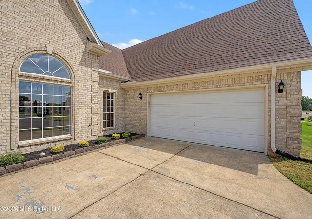 Photo 3 of Sale Pending at 8402 Inverness Dr, Southaven, MS 38672 | MLS# 4160393 | Listing updated on 2026-08-28