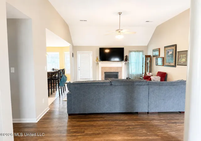 Photo 3 of Sale Pending at 3158 S Pinetree Loop, Southaven, MS 38672 | MLS# 4160405 | Listing updated on 2026-09-09