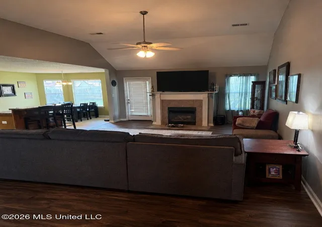 Photo 3 of Sale Pending at 3158 S Pinetree Loop, Southaven, MS 38672 | MLS# 4160405 | Listing updated on 2026-09-09