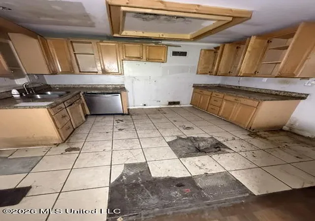 Photo 3 of Single family home for sale at 370 E College Ave, Holly Springs, MS 38635 | MLS# 4160431 | Listing updated on 2026-08-26