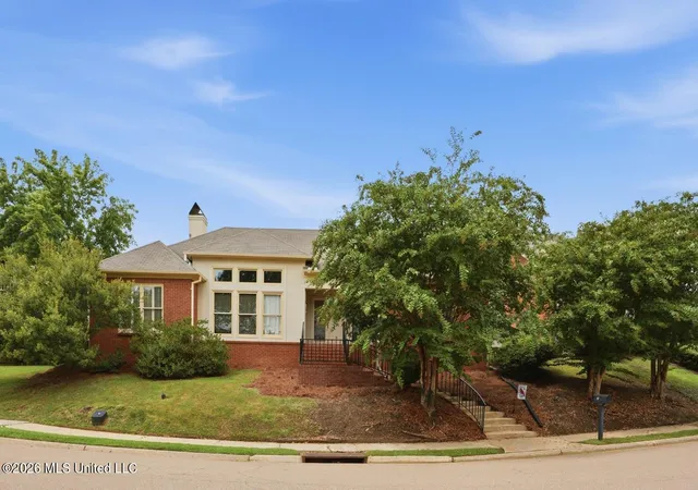 Photo 2 of Sale Pending at 37 Village Green Cir, Jackson, MS 39211 | MLS# 4160727 | Listing updated on 2026-09-02