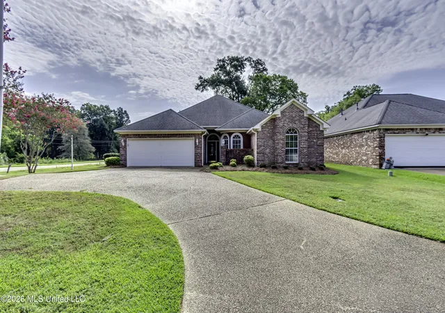 Photo 2 of Single family home for sale at 381 Bradford Dr, Brandon, MS 39047 | MLS# 4160766 | Listing updated on 2026-09-25