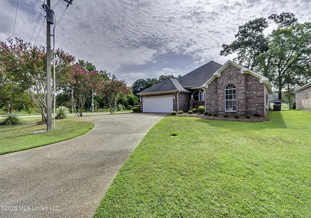 Photo 3 of Single family home for sale at 381 Bradford Dr, Brandon, MS 39047 | MLS# 4160766 | Listing updated on 2026-09-25