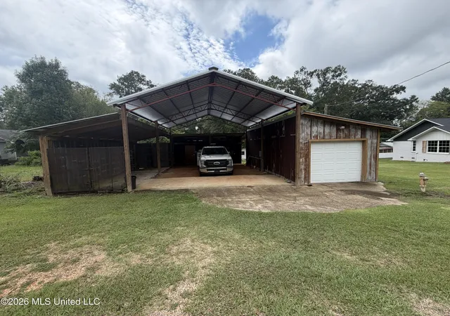 Photo 3 of Sale Pending at 210 W Laurel Ave, Mendenhall, MS 39114 | MLS# 4160678 | Listing updated on 2026-09-10