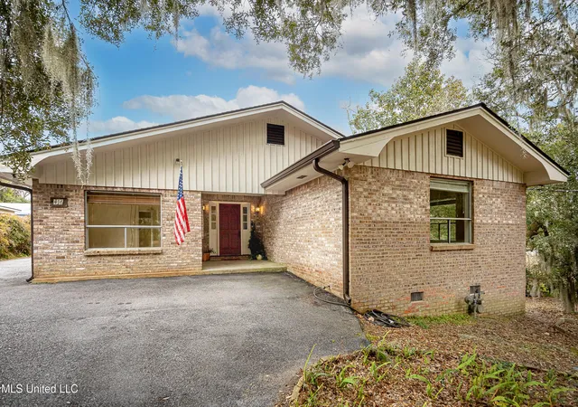 Photo 3 of Single family home for sale at 416 Jackson Ave, Ocean Springs, MS 39564 | MLS# 4160567 | Listing updated on 2026-08-27