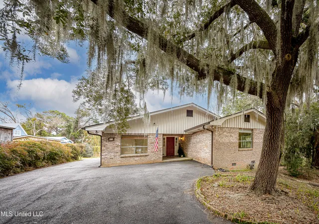 Photo 4 of Single family home for sale at 416 Jackson Ave, Ocean Springs, MS 39564 | MLS# 4160567 | Listing updated on 2026-08-27