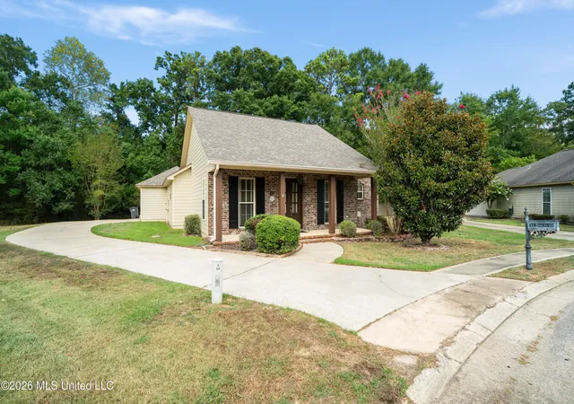 Photo 3 of Single family home for sale at 24 Fleur De Lis, Hattiesburg, MS 39402 | MLS# 4160669 | Listing updated on 2026-08-28