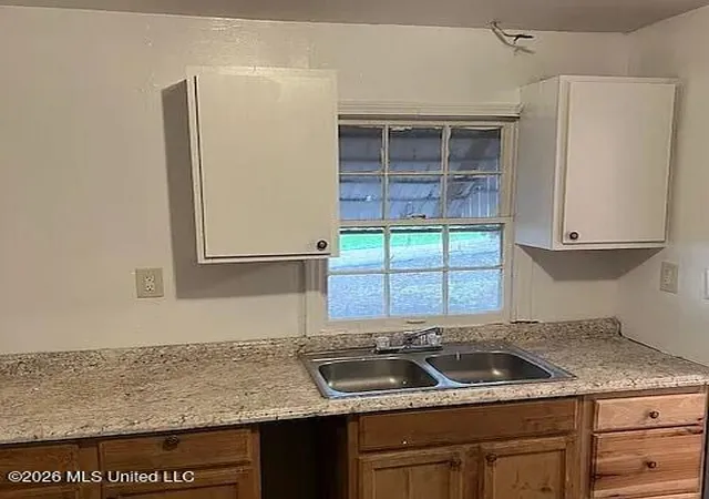 Photo 2 of Single family home for sale at 984 Winn St, Jackson, MS 39204 | MLS# 4160680 | Listing updated on 2026-08-28