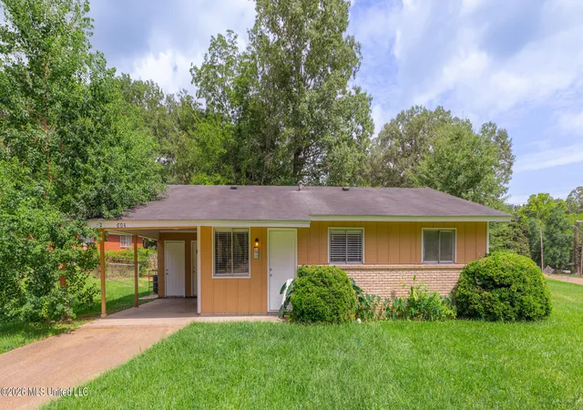 Photo 2 of Sale Pending at 604 Queen Melissa Ln, Jackson, MS 39209 | MLS# 4160688 | Listing updated on 2026-09-01