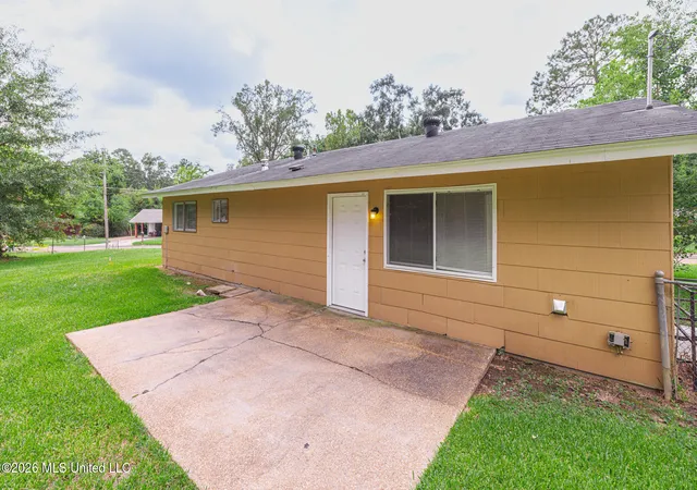 Photo 4 of Sale Pending at 604 Queen Melissa Ln, Jackson, MS 39209 | MLS# 4160688 | Listing updated on 2026-09-01