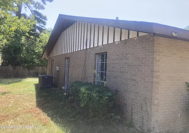 Photo 3 of Single family home for sale at 5856 Cypress Trl, Jackson, MS 39211 | MLS# 4160760 | Listing updated on 2026-08-28