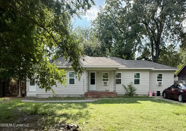 Photo 1 of Single family home for sale at 1423 Sunset Cir, Clarksdale, MS 38614 | MLS# 4161038 | Listing updated on 2026-09-11