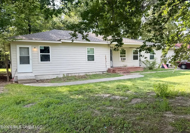Photo 2 of Single family home for sale at 1423 Sunset Cir, Clarksdale, MS 38614 | MLS# 4161038 | Listing updated on 2026-09-11