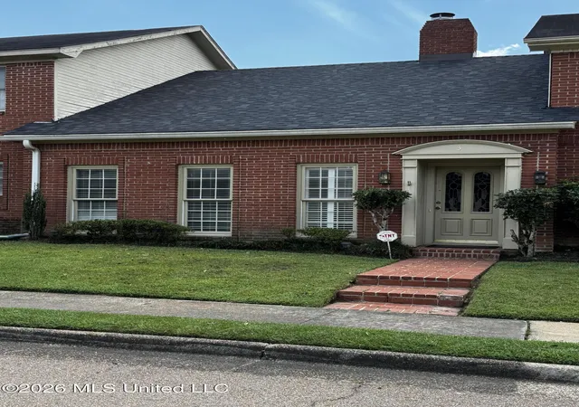 Photo 1 of Sale Pending at 3 Village Green Cir, Jackson, MS 39211 | MLS# 4160822 | Listing updated on 2026-09-18