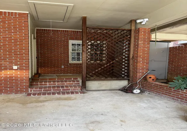 Photo 2 of Sale Pending at 3 Village Green Cir, Jackson, MS 39211 | MLS# 4160822 | Listing updated on 2026-09-18