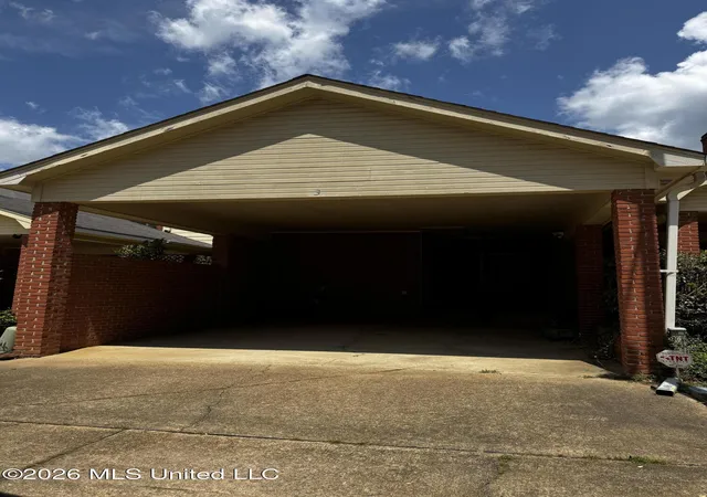 Photo 3 of Sale Pending at 3 Village Green Cir, Jackson, MS 39211 | MLS# 4160822 | Listing updated on 2026-09-18