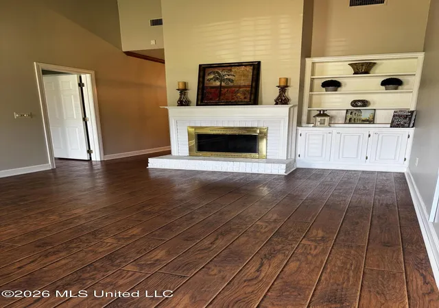 Photo 3 of Sale Pending at 3 Village Green Cir, Jackson, MS 39211 | MLS# 4160822 | Listing updated on 2026-09-18