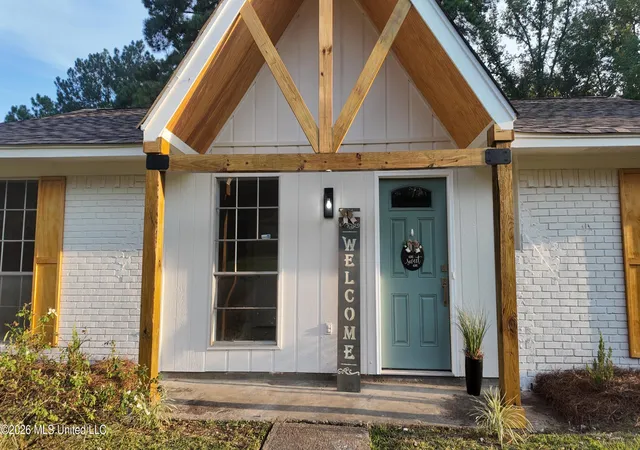 Photo 3 of Sale Pending at 315 Cedarwood Dr, Jackson, MS 39212 | MLS# 4160840 | Listing updated on 2026-08-29