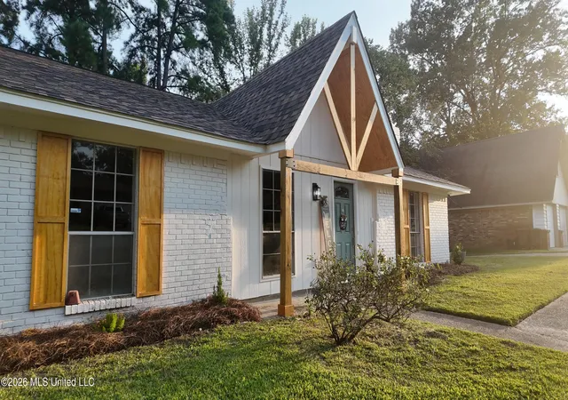 Photo 4 of Sale Pending at 315 Cedarwood Dr, Jackson, MS 39212 | MLS# 4160840 | Listing updated on 2026-08-29