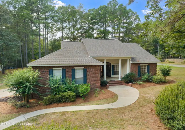 Photo 2 of Single family home for sale at 4 Woodleaf St, Hattiesburg, MS 39402 | MLS# 4161006 | Listing updated on 2026-10-05