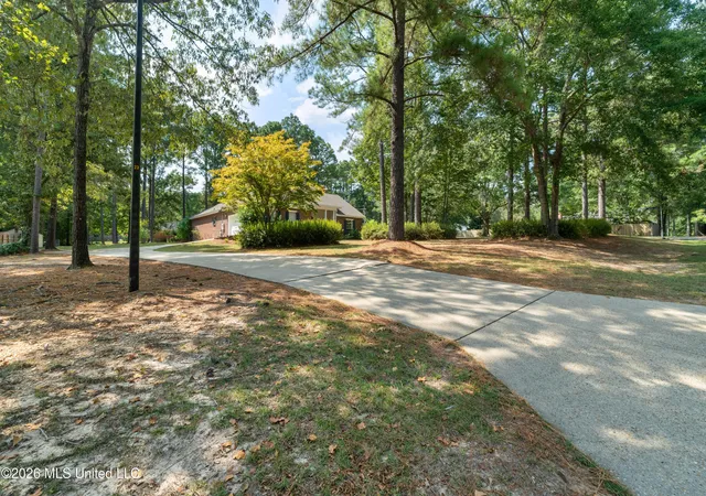 Photo 2 of Single family home for sale at 4 Woodleaf St, Hattiesburg, MS 39402 | MLS# 4161006 | Listing updated on 2026-09-08