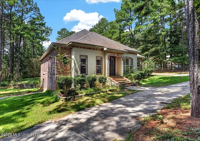 Photo 1 of Single family home for sale at 14 Bedford Forrest Ln, Hattiesburg, MS 39401 | MLS# 4161018 | Listing updated on 2026-08-31
