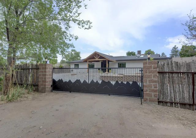 Photo 4 of Single family home for sale at 210 Josefita Rd Ne, Albuquerque, NM 87113 | MLS# 1084389 | Listing updated on 2026-08-13